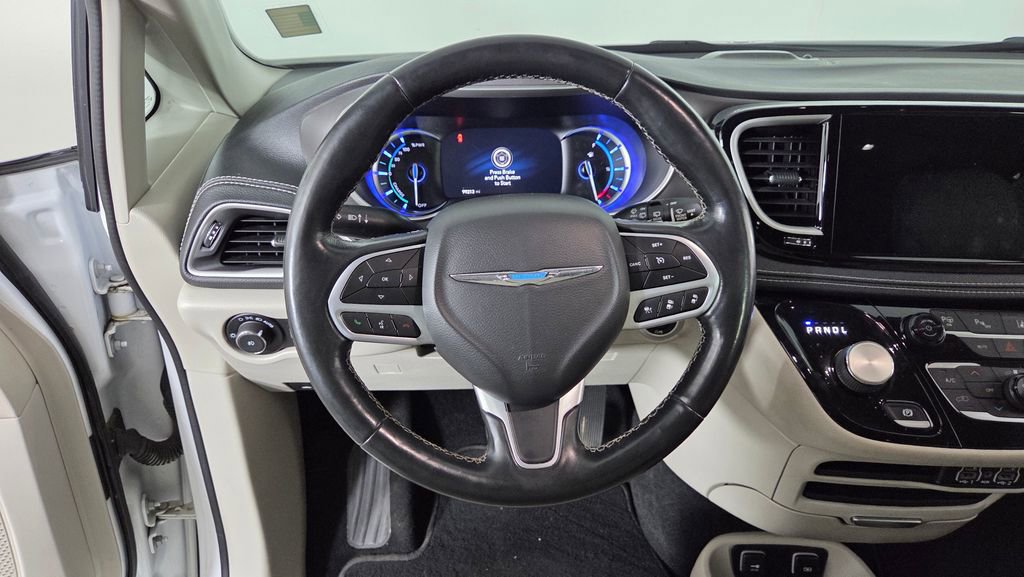 Used 2021 Chrysler Pacifica Touring-L FWD image 16