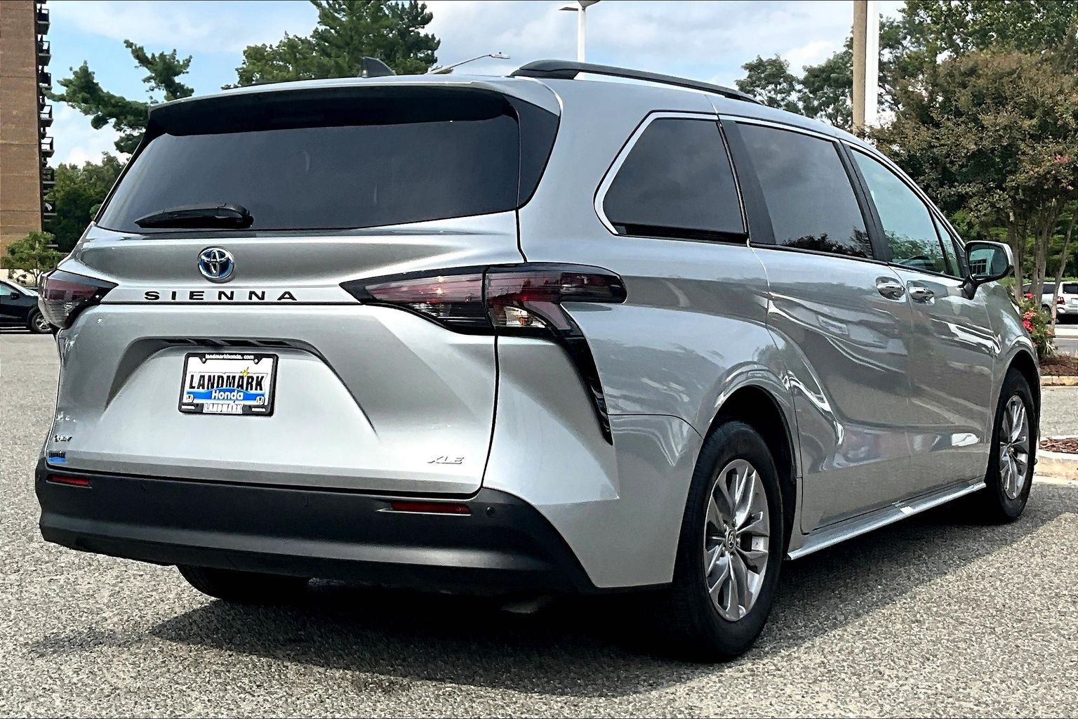 Used 2025 Toyota Sienna XLE FWD image 2