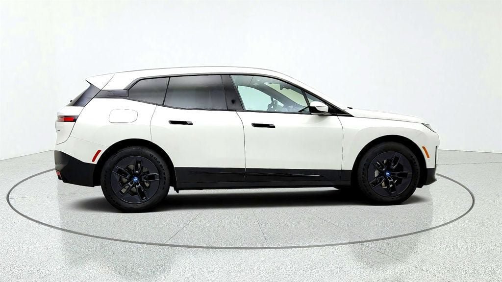 Used 2025 BMW iX xDrive50 AWD/4WD image 4