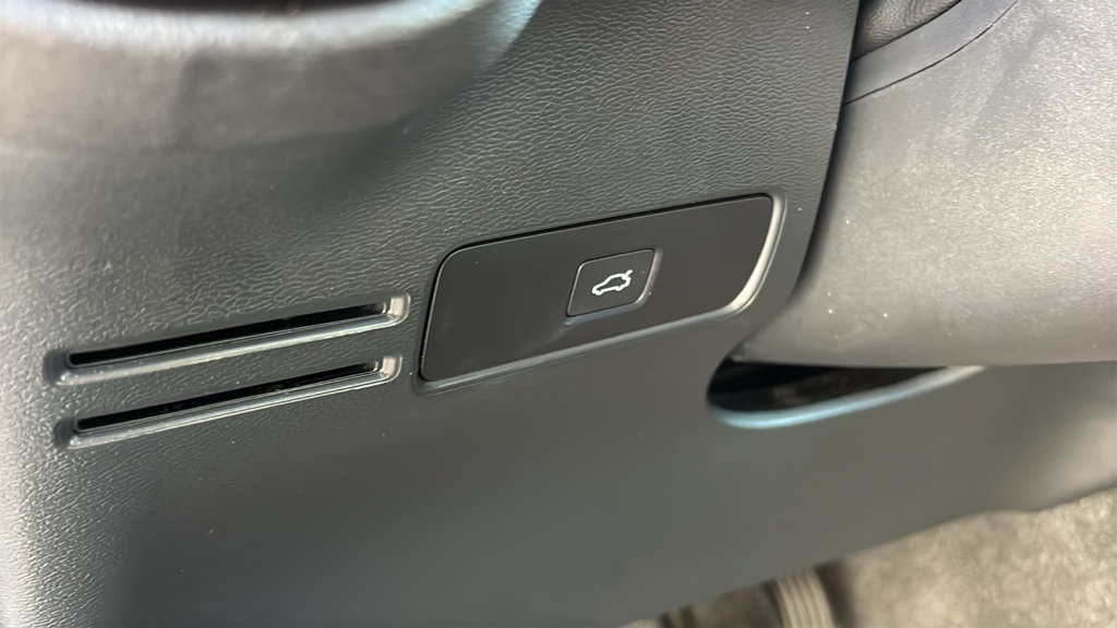 Certified 2026 Volvo XC40 B5 Plus AWD/4WD image 14