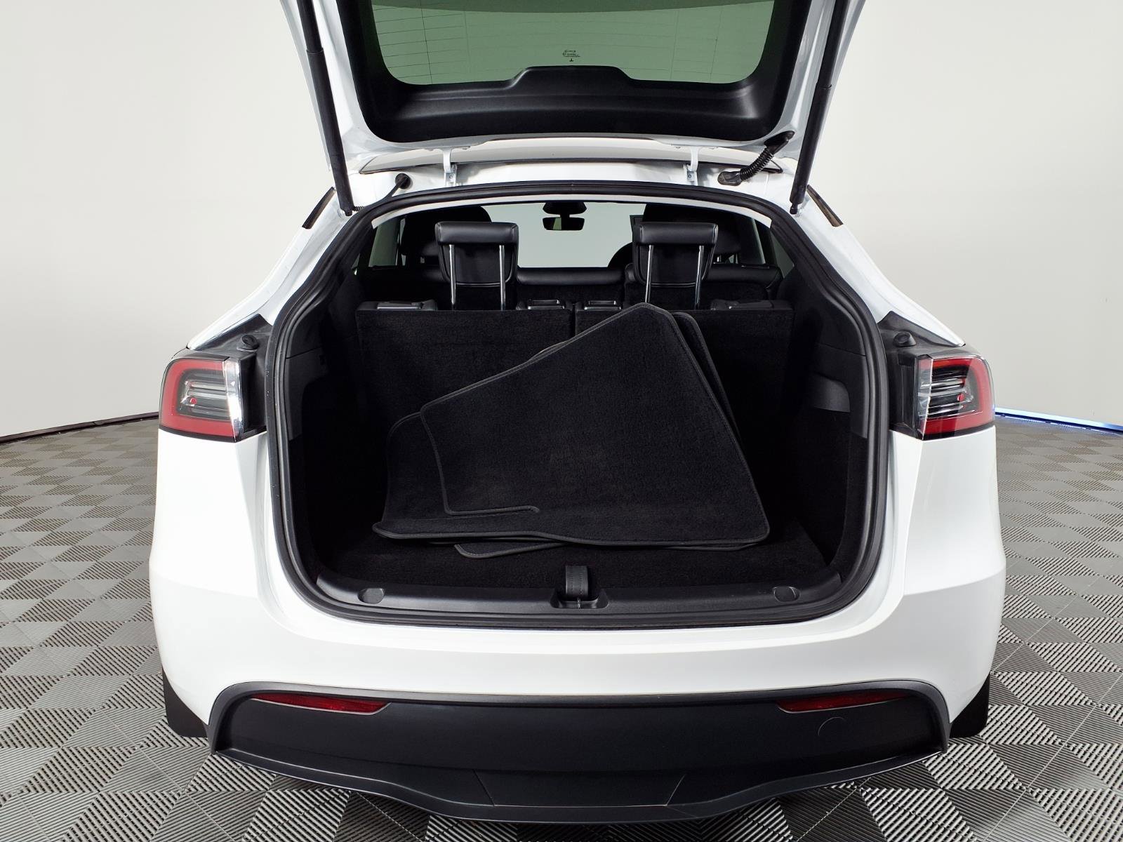 Used 2025 Tesla Model Y Long Range image 8