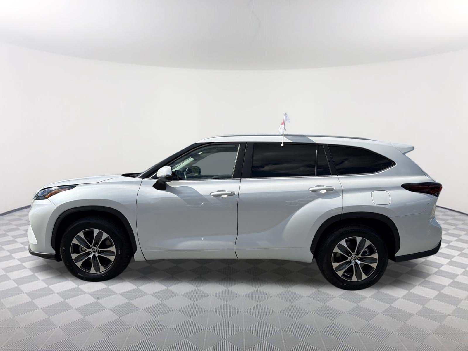 Certified 2025 Toyota Highlander XLE FWD image 15