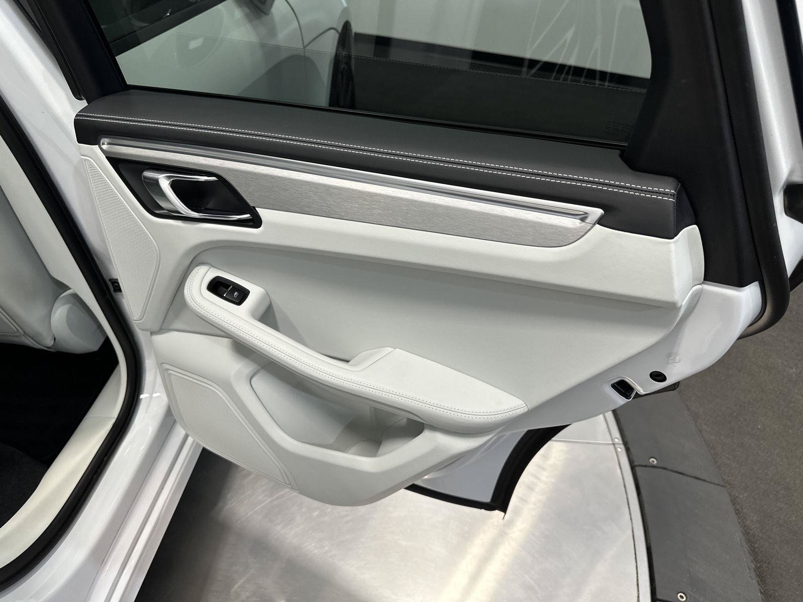 Certified 2023 Porsche Macan AWD/4WD image 39