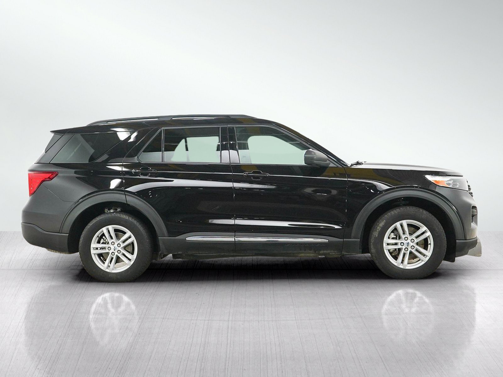 Used 2023 Ford Explorer XLT w/ Class IV Trailer Tow Package AWD/4WD image 6