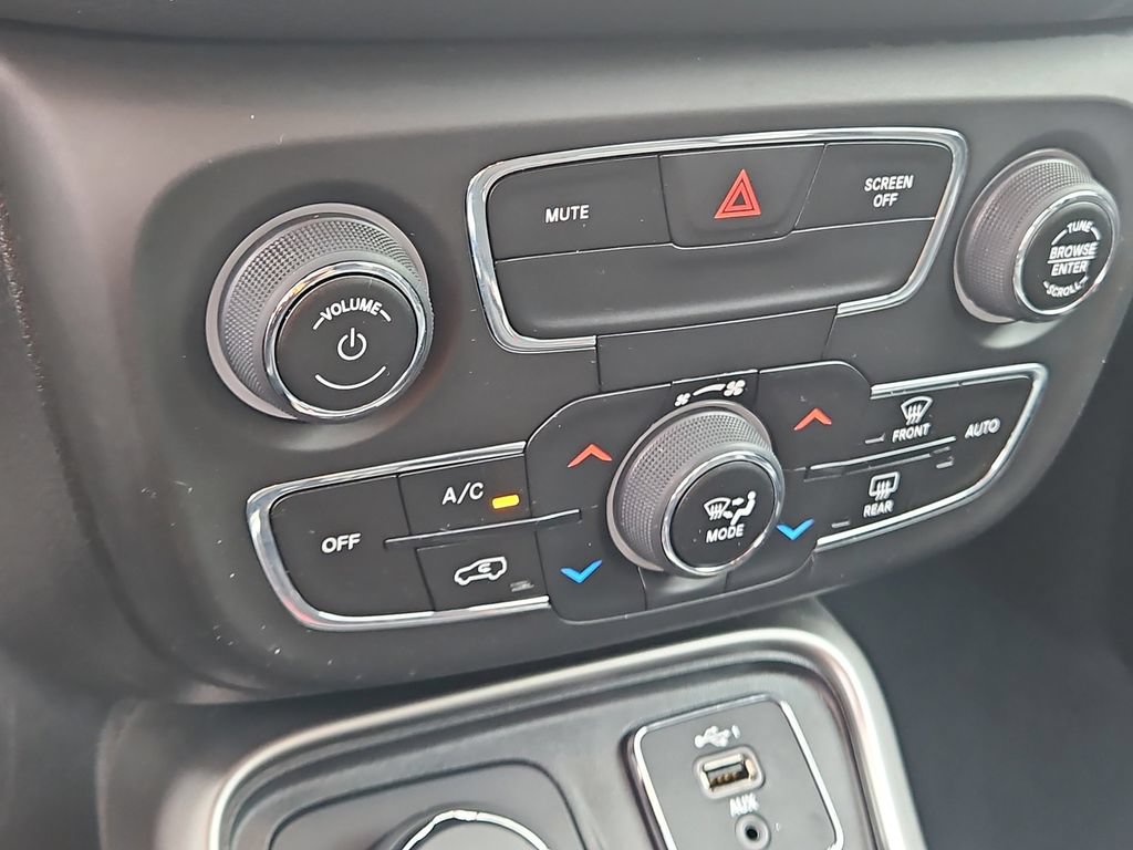 Used 2020 Jeep Compass Latitude w/ Cold Weather Group AWD/4WD image 32