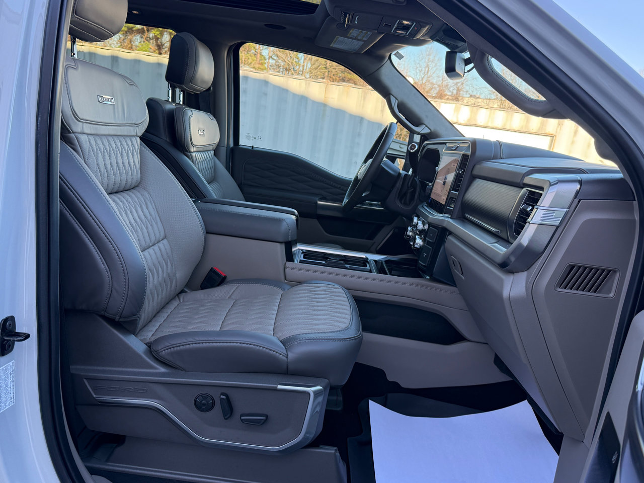 Used 2025 Ford F450 Platinum w/ Platinum Plus Package image 16