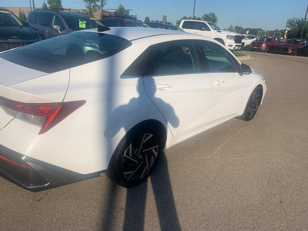 Certified 2025 Hyundai Elantra SEL FWD image 5