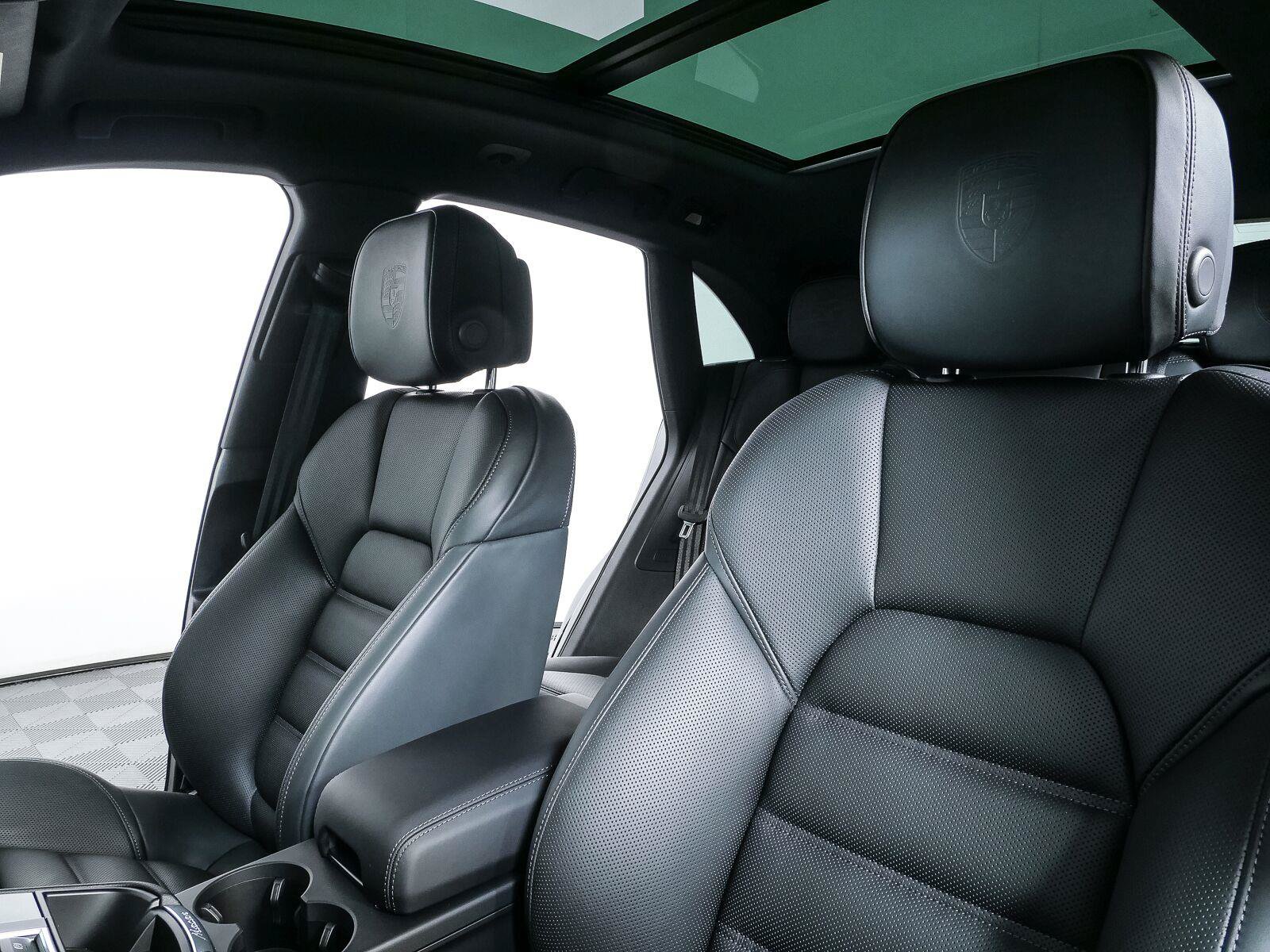 New 2026 Porsche Macan Turbo AWD/4WD image 5
