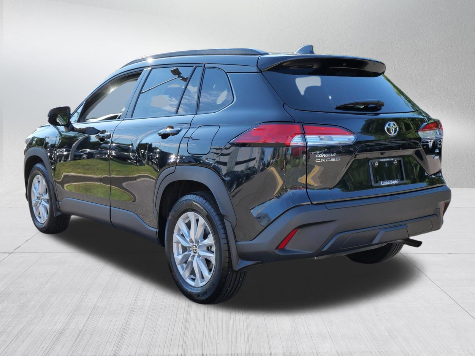 Certified 2025 Toyota Corolla Cross LE w/ Moonroof Package AWD/4WD image 6
