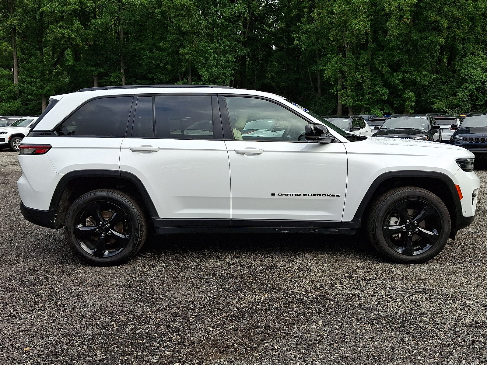 Used 2025 Jeep Grand Cherokee Limited w/ Luxury Tech Group II AWD/4WD image 7