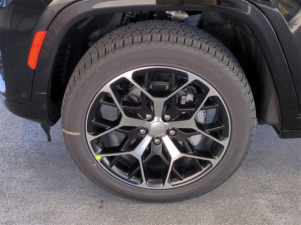 New 2025 Jeep Grand Cherokee Summit image 11
