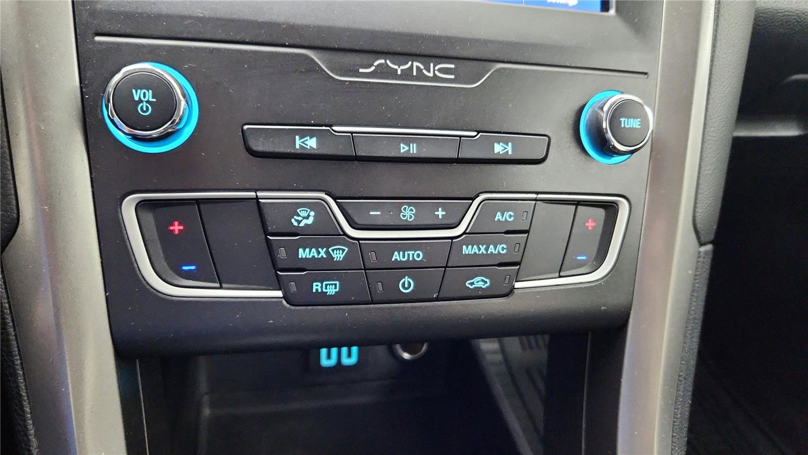 Used 2020 Ford Fusion SE image 51