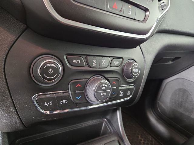 Used 2022 Jeep Cherokee Trailhawk w/ Comfort/Convenience Group image 19