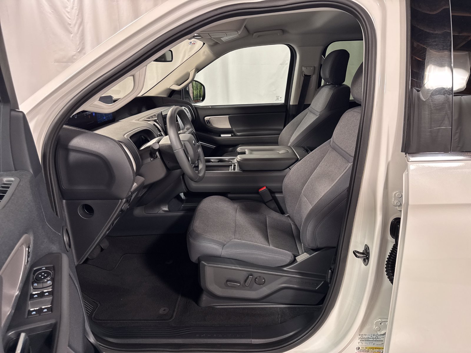 Used 2025 Ford Expedition Active AWD/4WD image 3