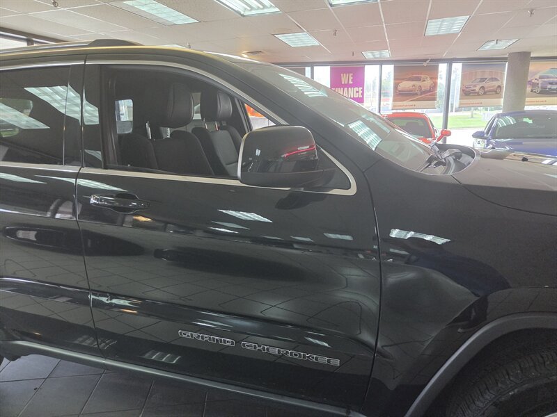 Used 2018 Jeep Grand Cherokee Laredo AWD/4WD image 36