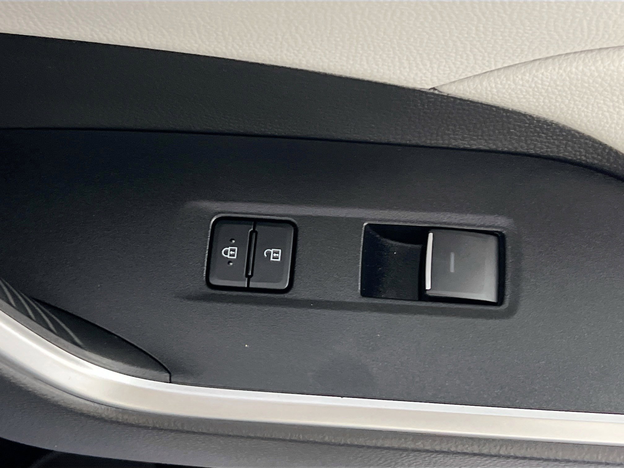 Used 2025 Toyota RAV4 XLE w/ Convenience Package image 32