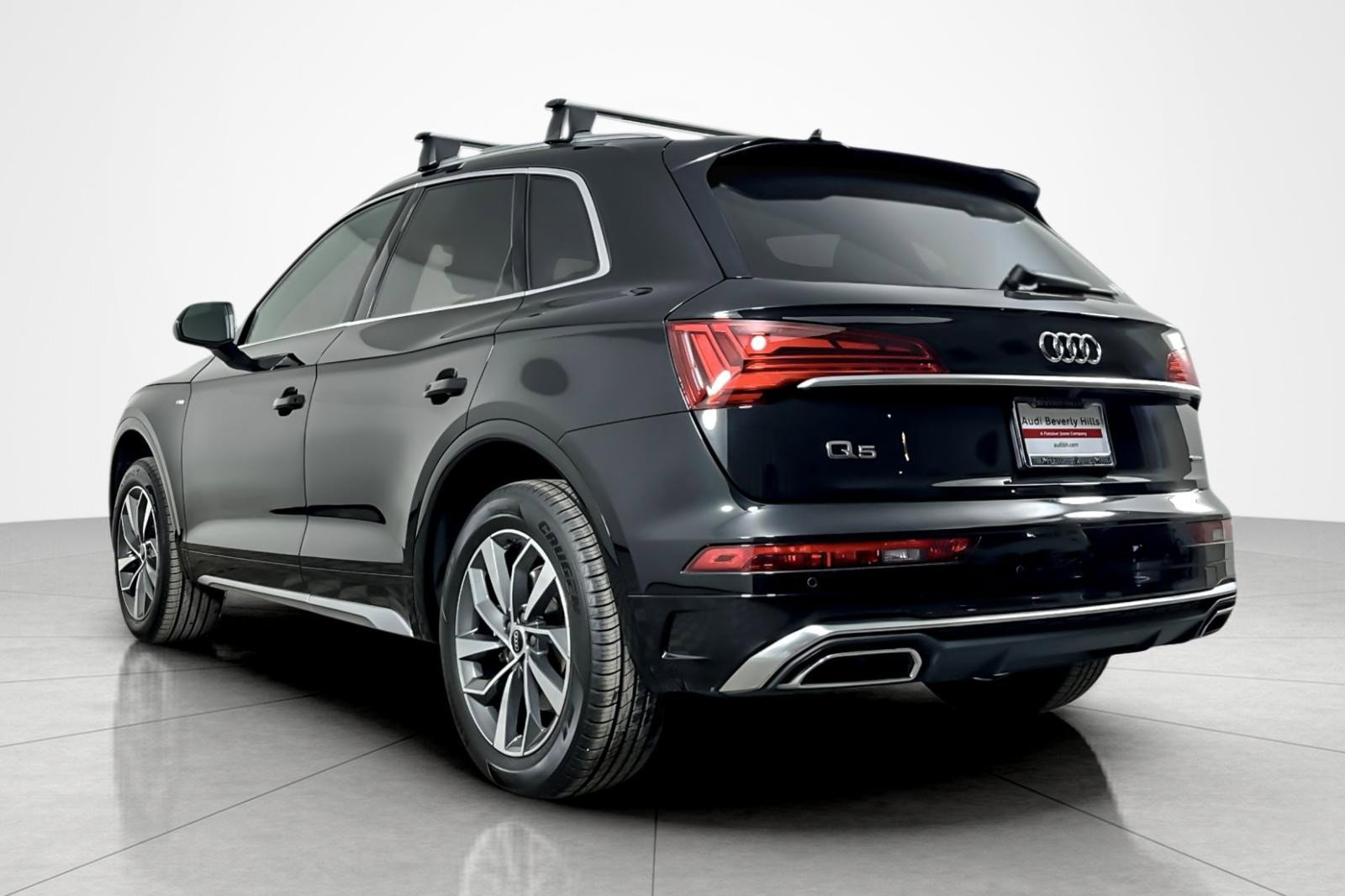 Used 2023 Audi Q5 2.0T Premium w/ Convenience Package AWD/4WD image 3