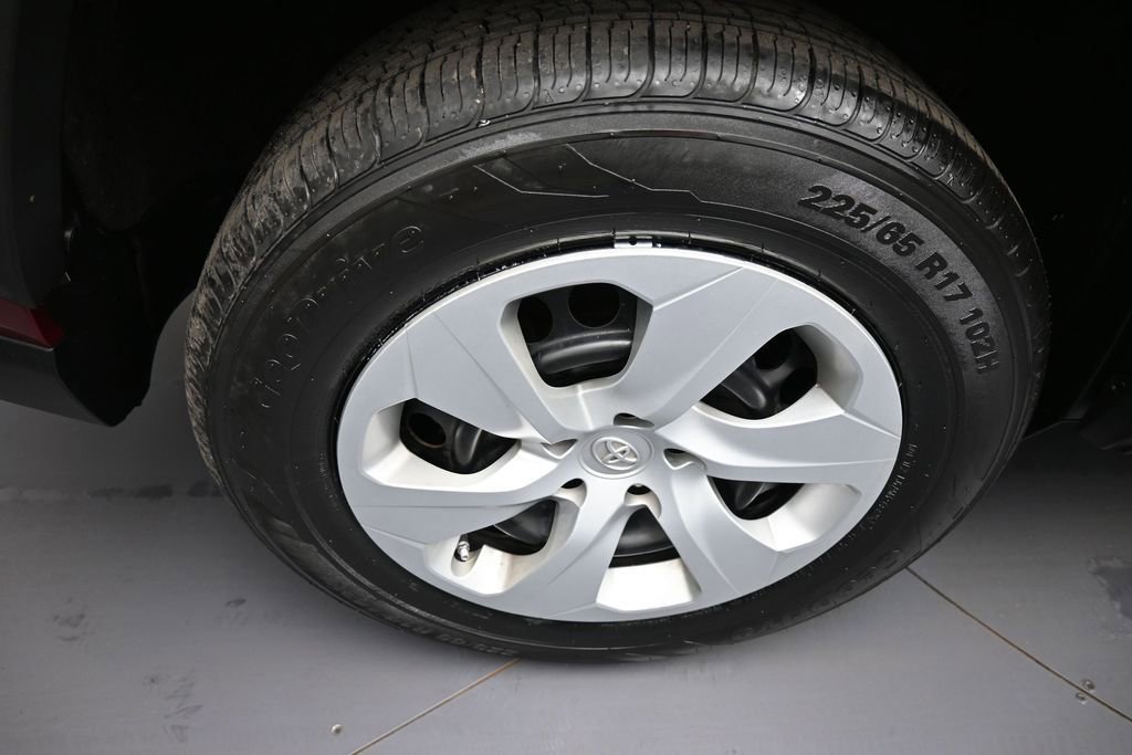 Used 2020 Toyota RAV4 LE AWD/4WD image 12
