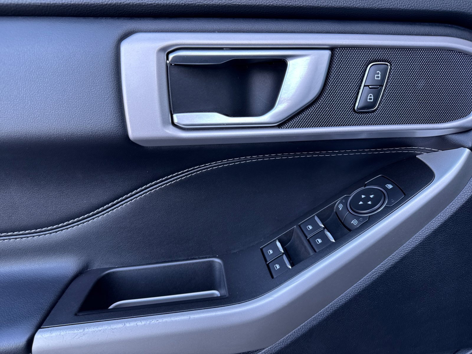 Used 2021 Ford Explorer XLT w/ Equipment Group 202A image 11