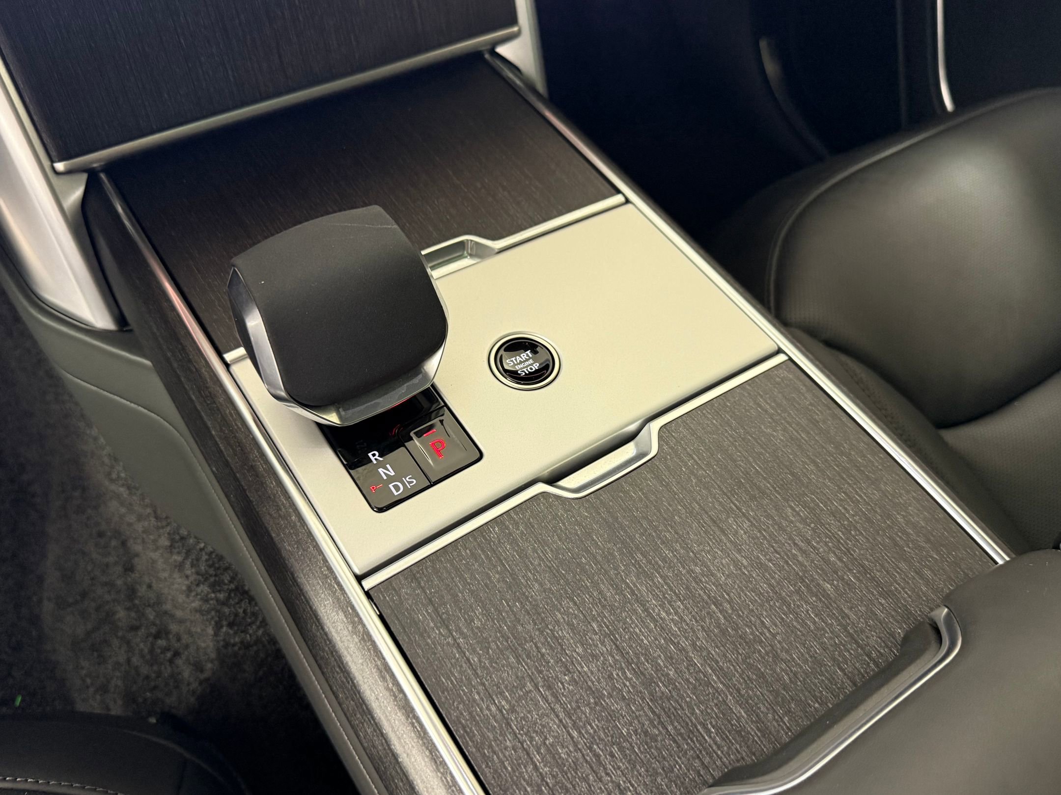 Used 2025 Land Rover Range Rover Long Wheelbase SE image 25