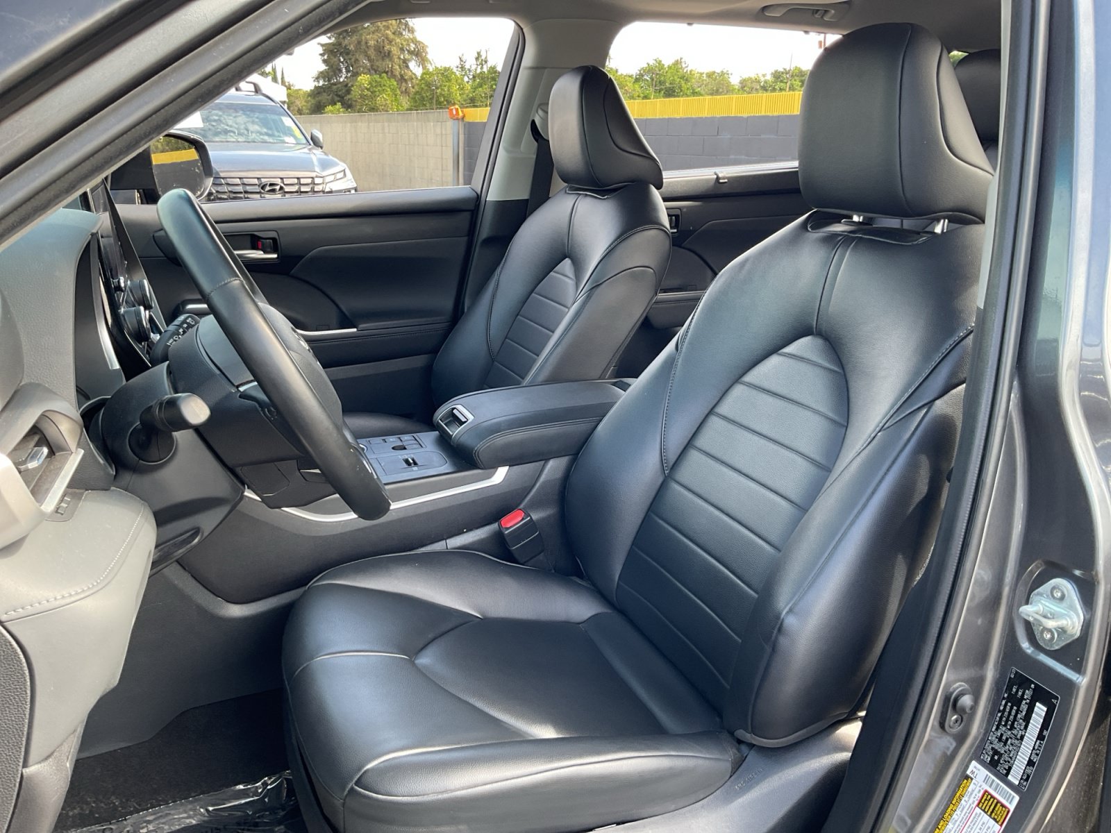 Used 2023 Toyota Highlander XLE FWD image 17