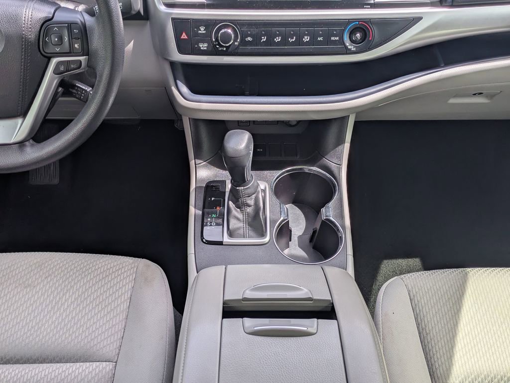 Used 2017 Toyota Highlander LE FWD image 38