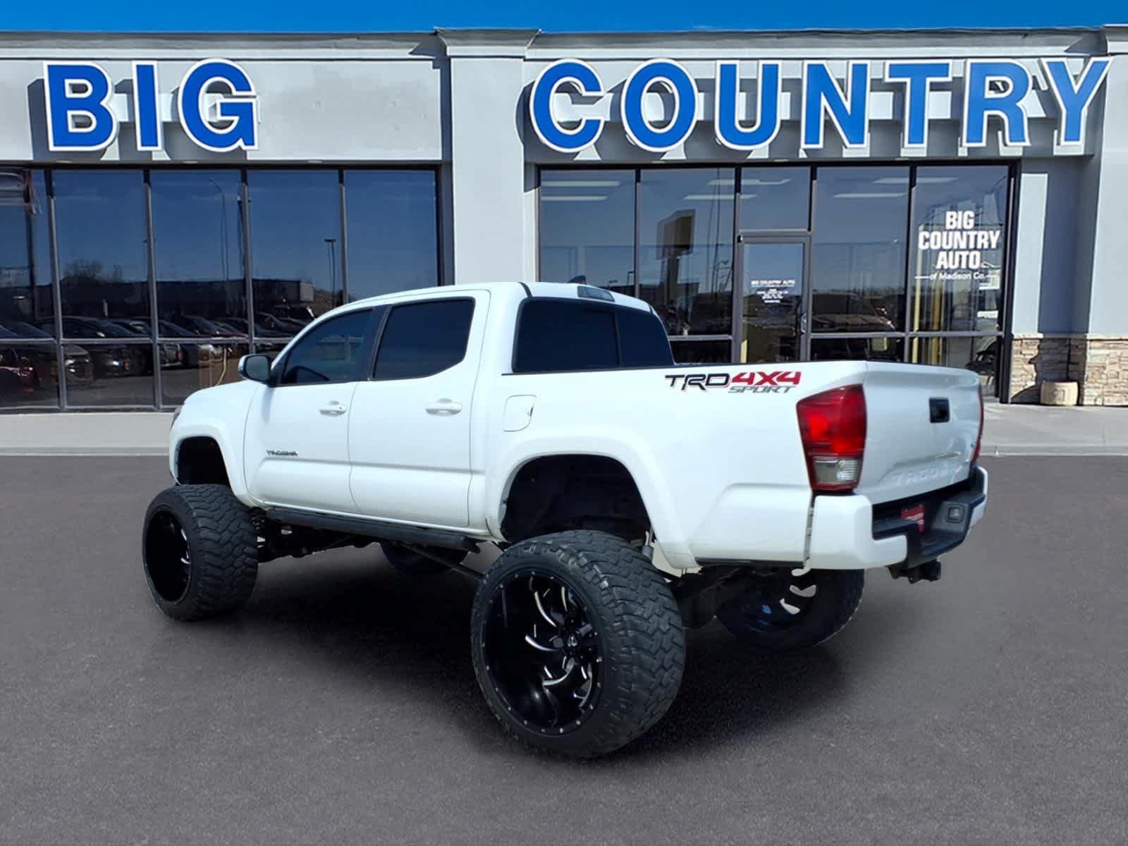 Used 2017 Toyota Tacoma TRD Sport w/ Tow Package (A/T) AWD/4WD image 8