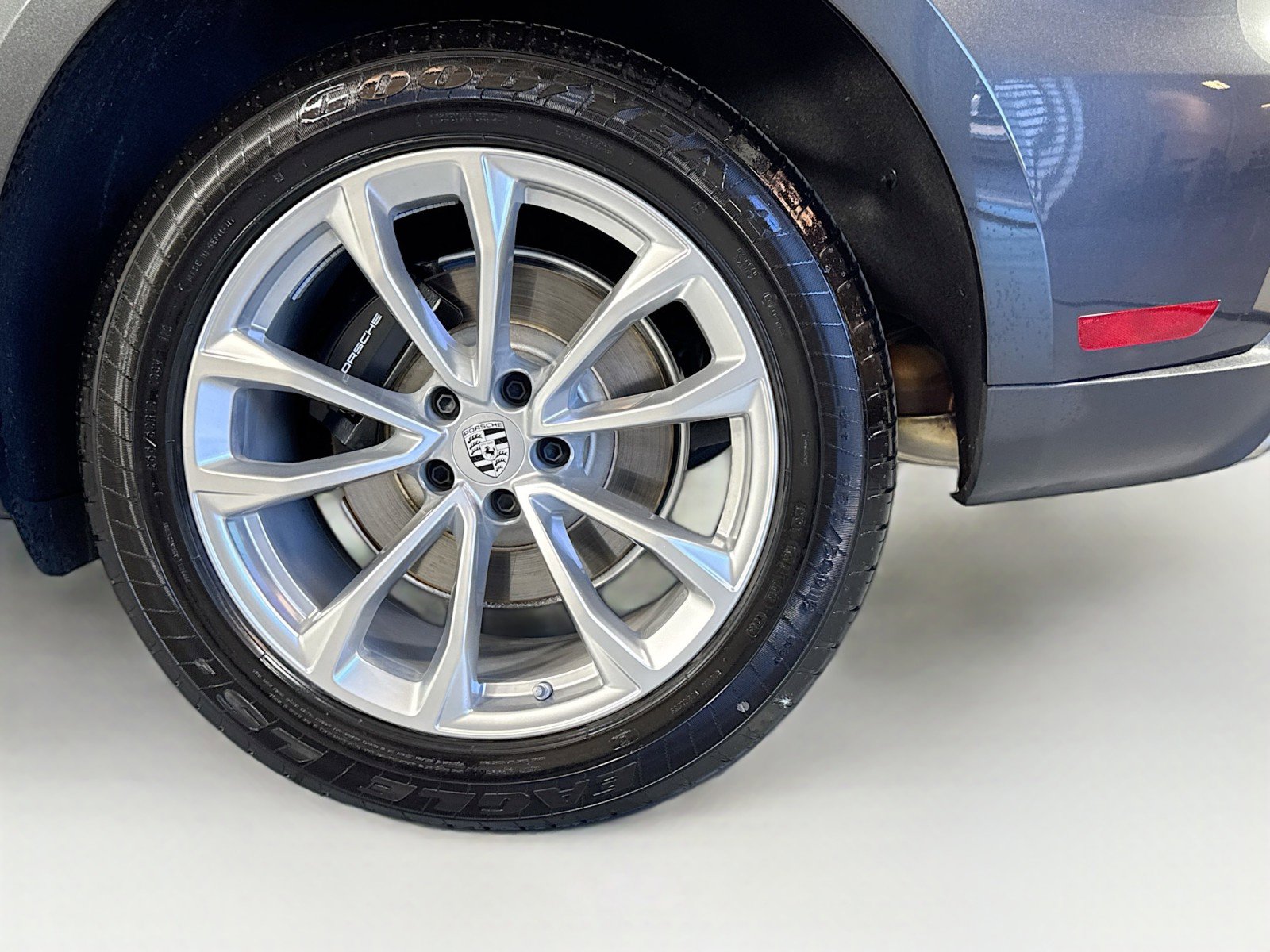 Certified 2025 Porsche Macan AWD/4WD image 25