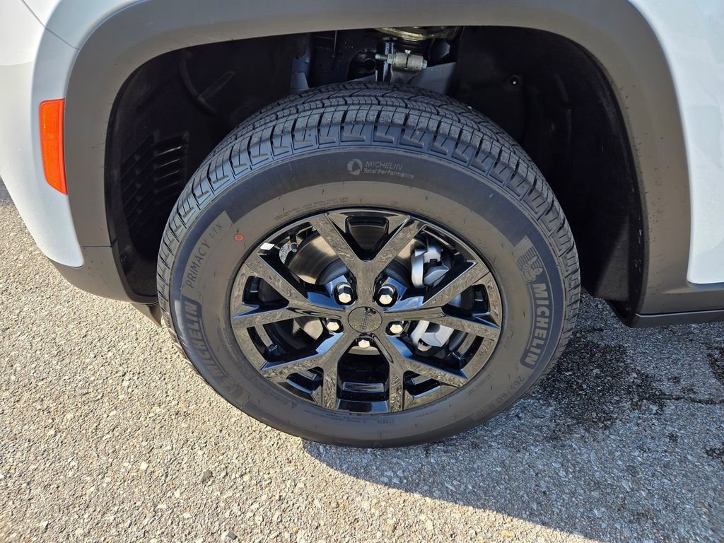 Used 2025 Jeep Grand Cherokee Altitude image 11