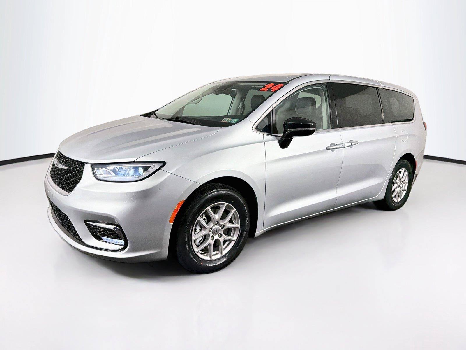 Used 2024 Chrysler Pacifica Touring-L FWD image 7