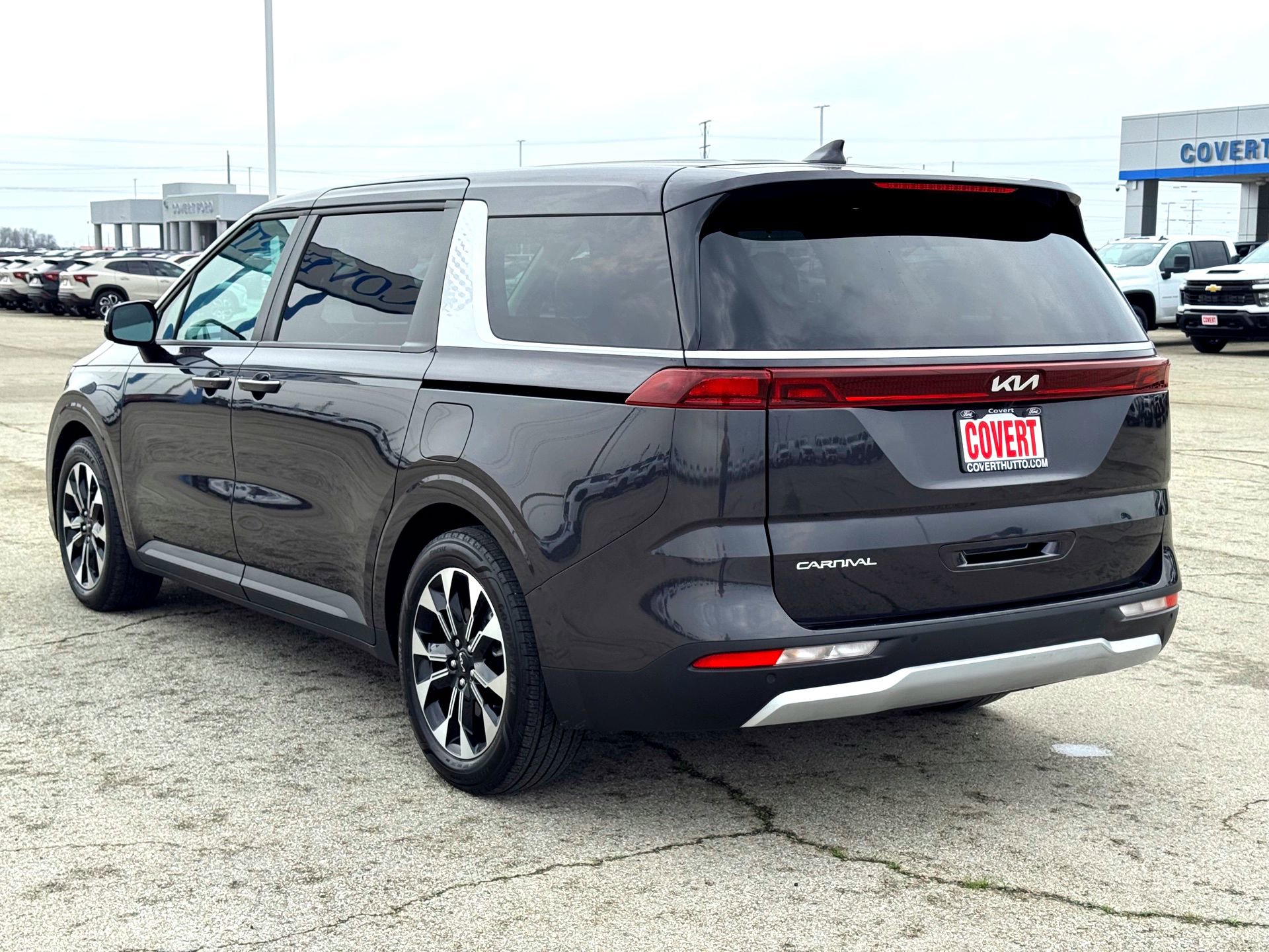 Used 2024 Kia Carnival EX image 9