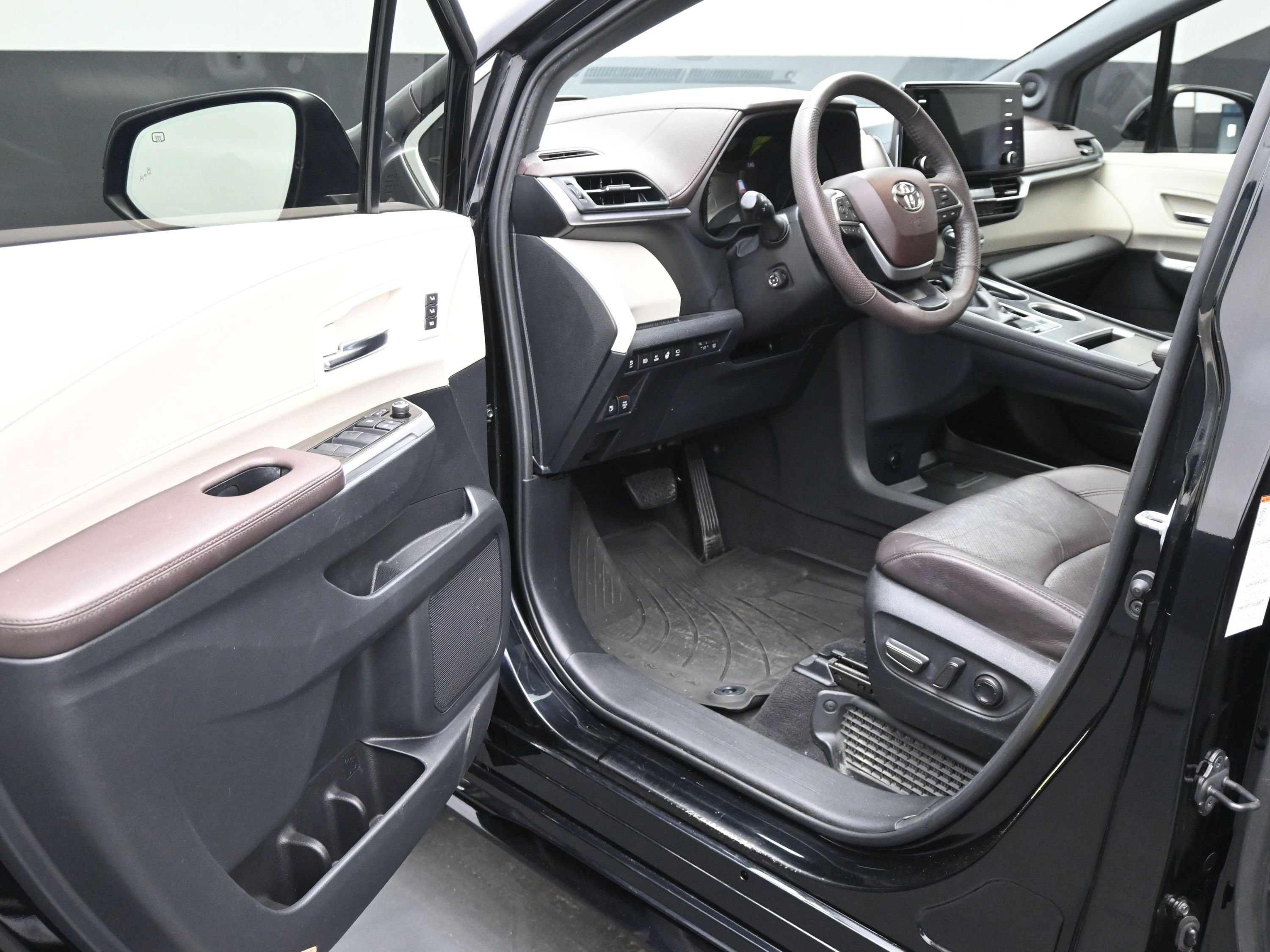 Used 2022 Toyota Sienna Platinum image 17