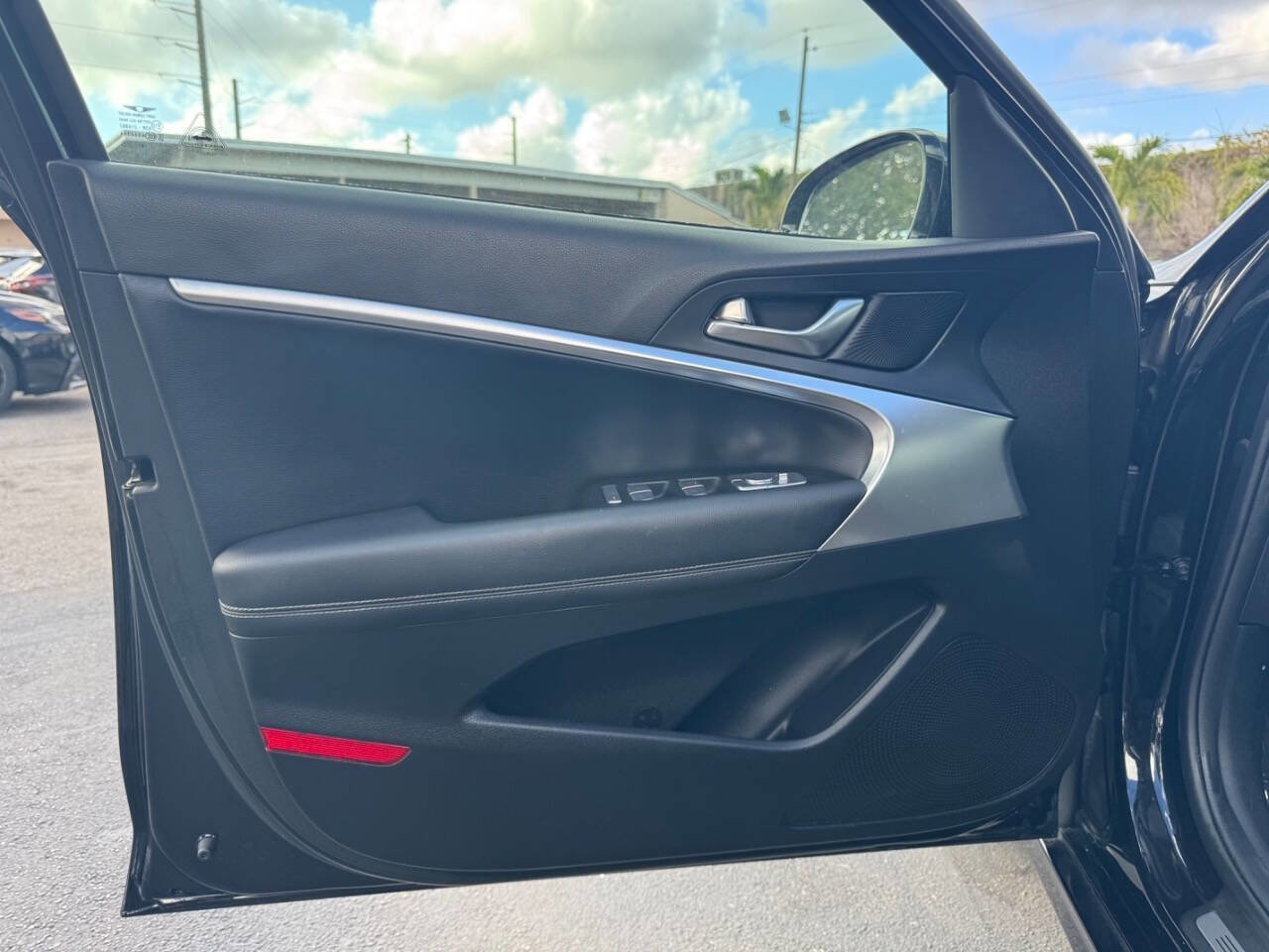 Used 2025 Genesis G70 2.5T image 31