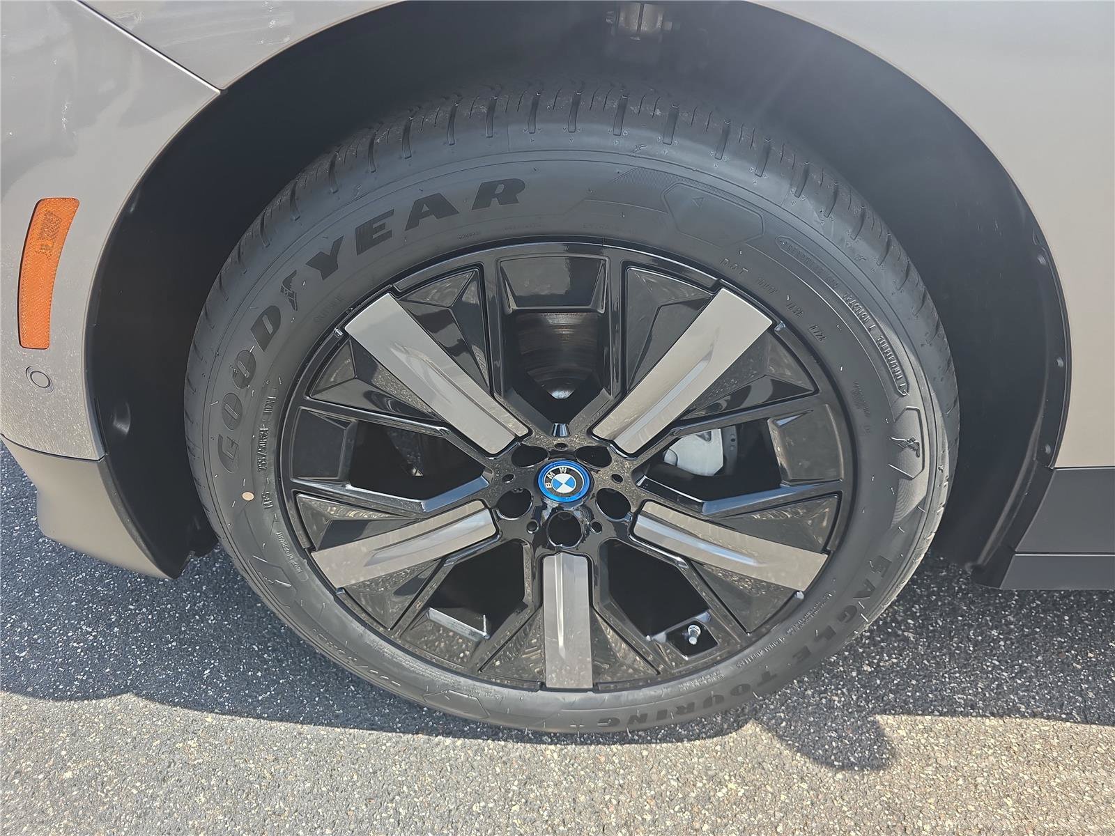 Certified 2025 BMW iX xDrive50 w/ Luxury Package AWD/4WD image 7