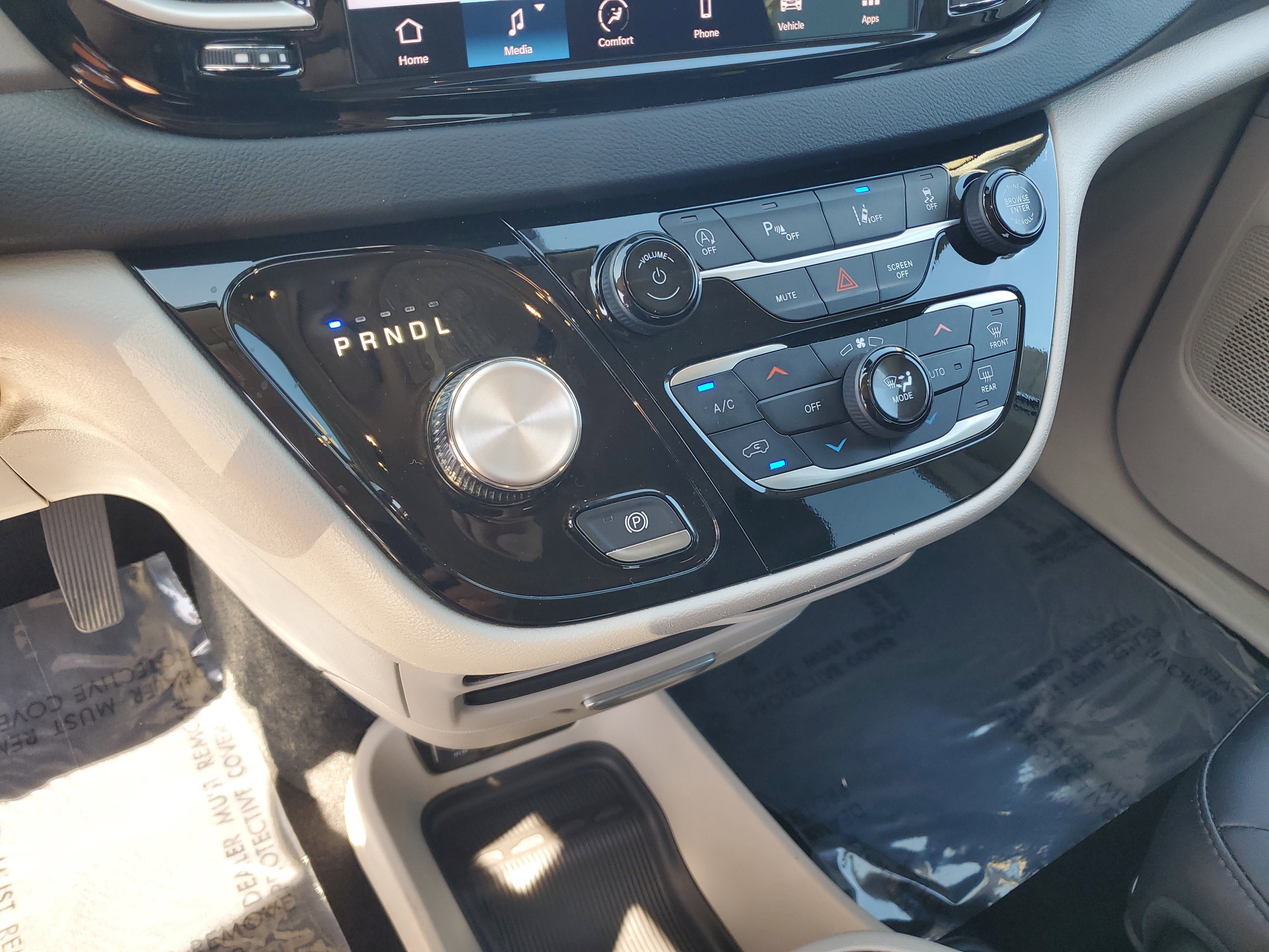 Used 2024 Chrysler Pacifica Touring-L FWD image 24
