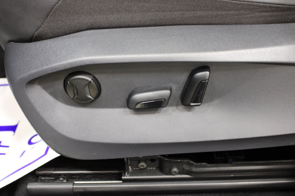 Used 2024 Volkswagen Tiguan SE w/ Panoramic Sunroof Package FWD image 18