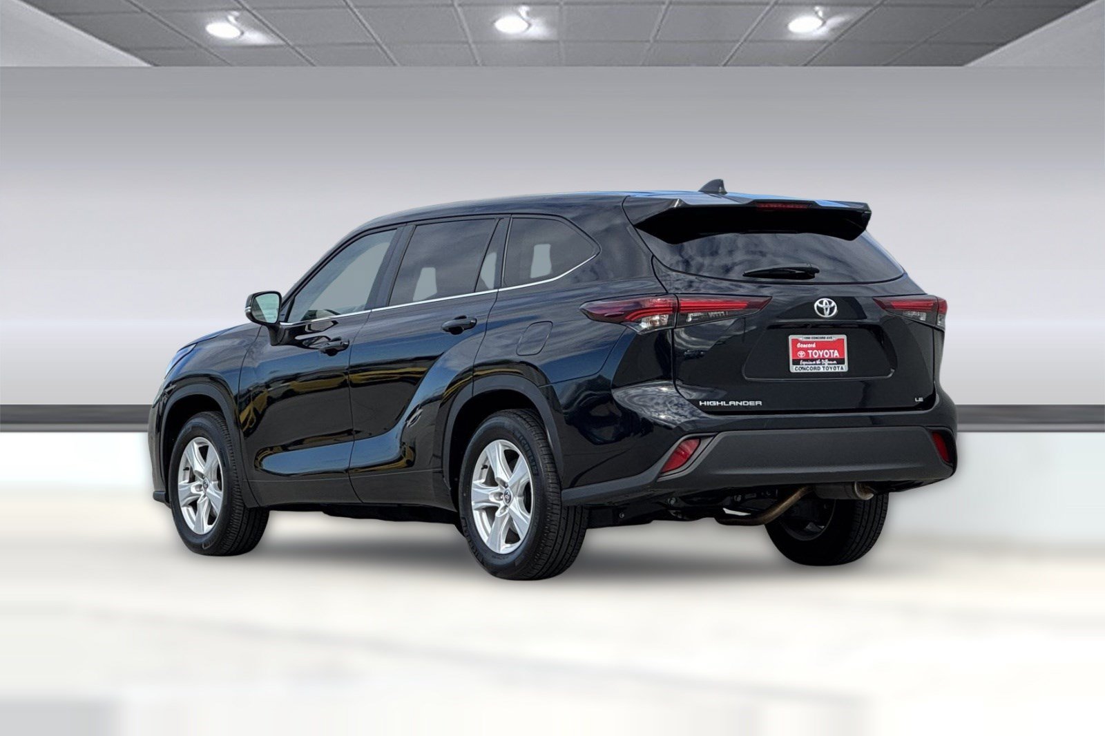 Used 2025 Toyota Highlander LE FWD image 3