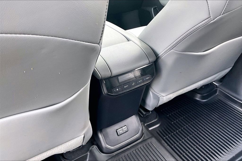 Used 2023 Toyota Highlander XLE image 10