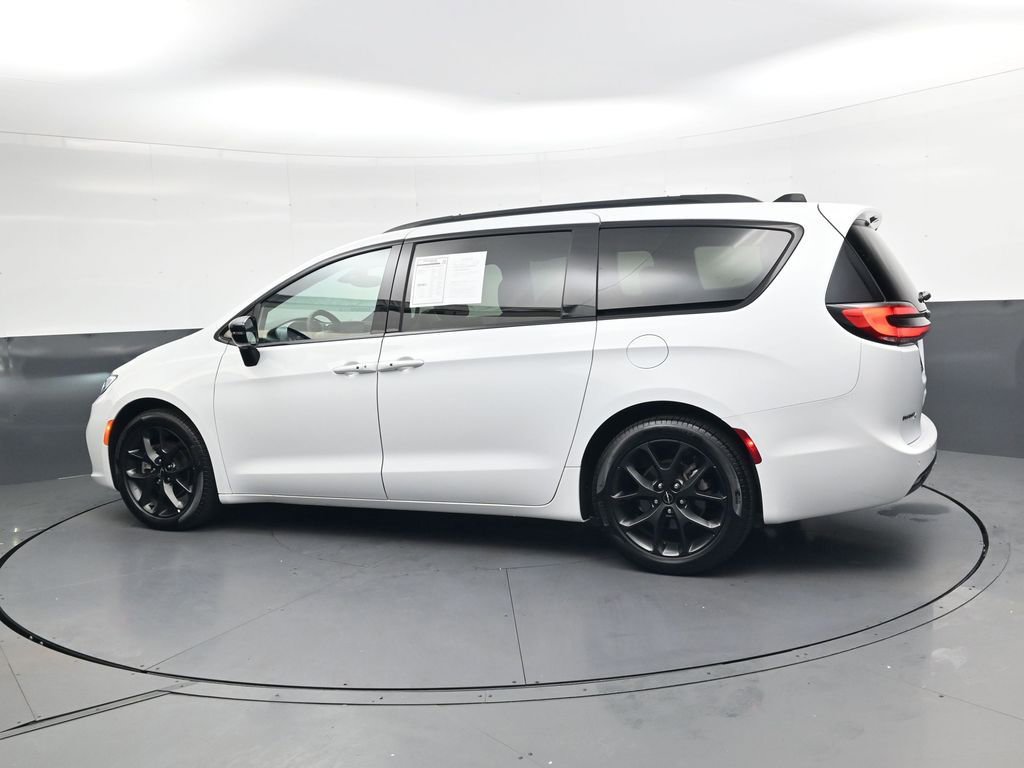 Used 2025 Chrysler Pacifica Limited image 6