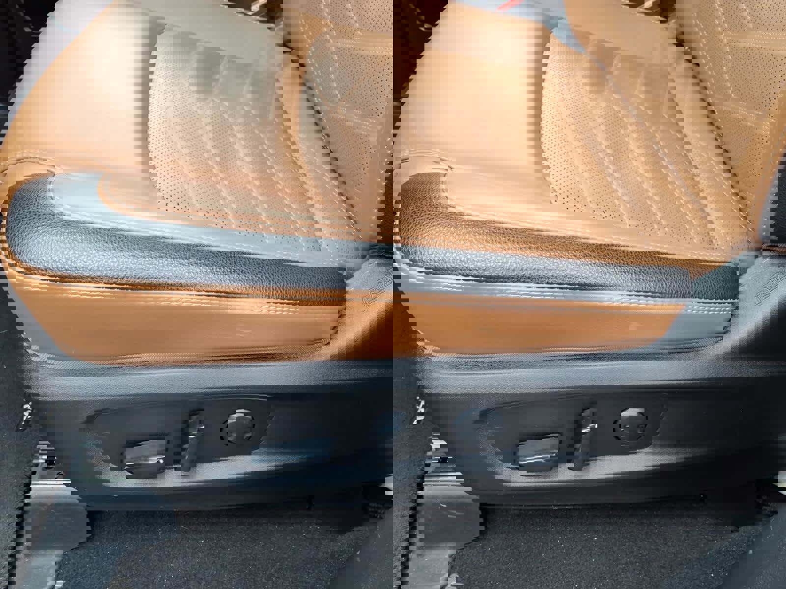 Used 2024 Nissan Pathfinder Platinum AWD/4WD image 17