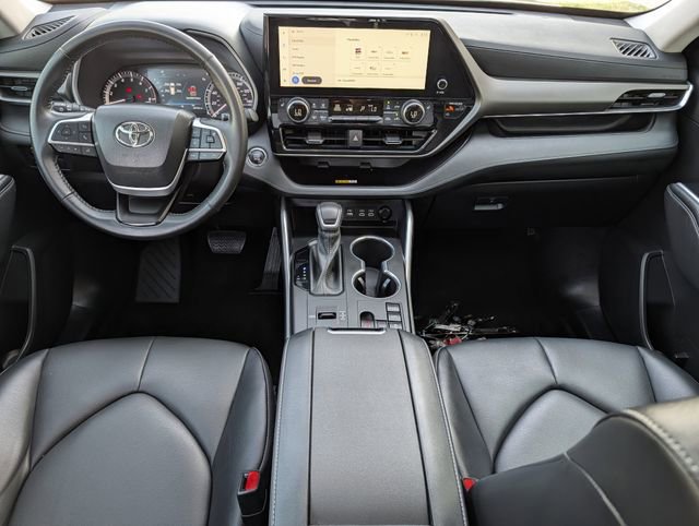 Used 2023 Toyota Highlander XLE image 11