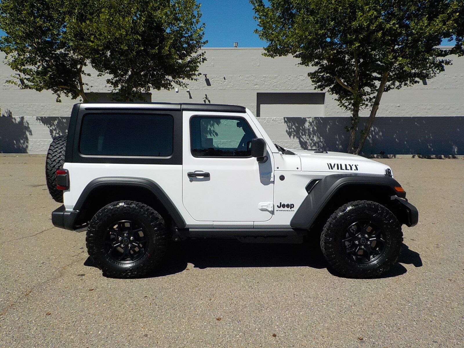 Used 2025 Jeep Wrangler Sport AWD/4WD image 7