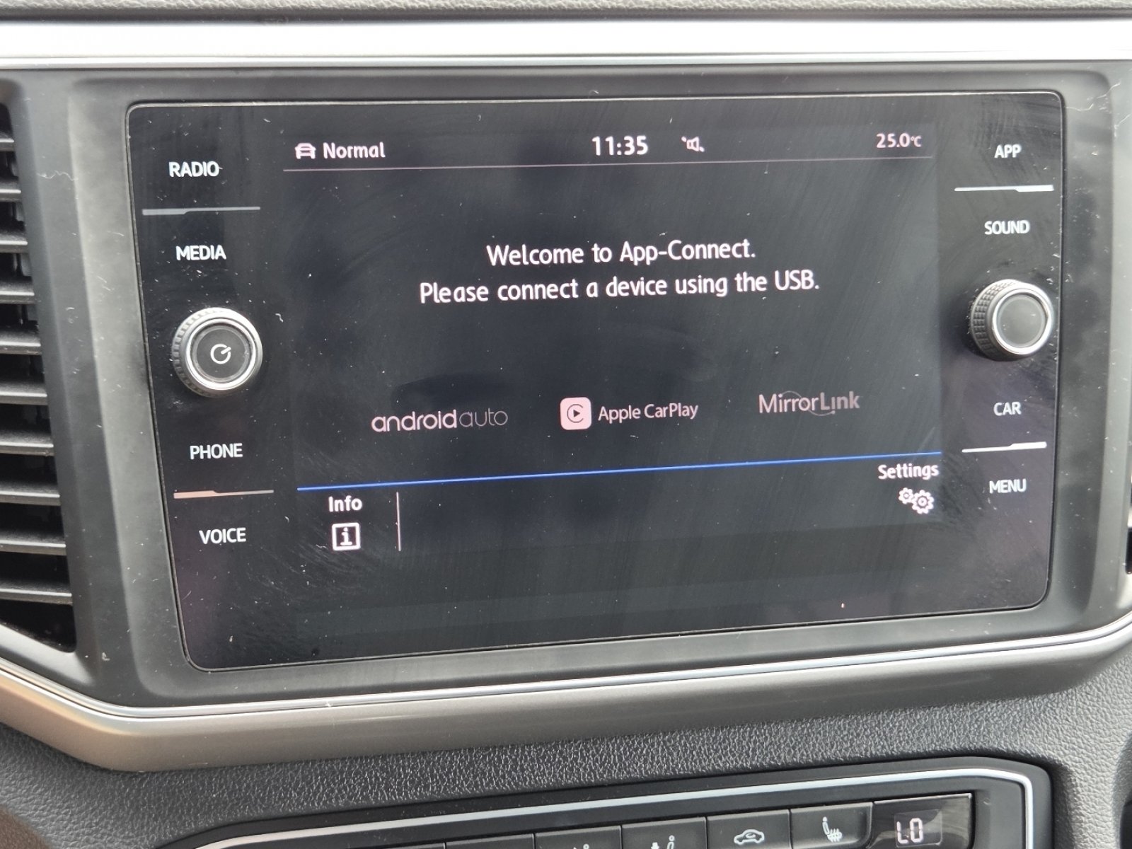 Used 2019 Volkswagen Atlas SE w/ Towing Package AWD/4WD image 3