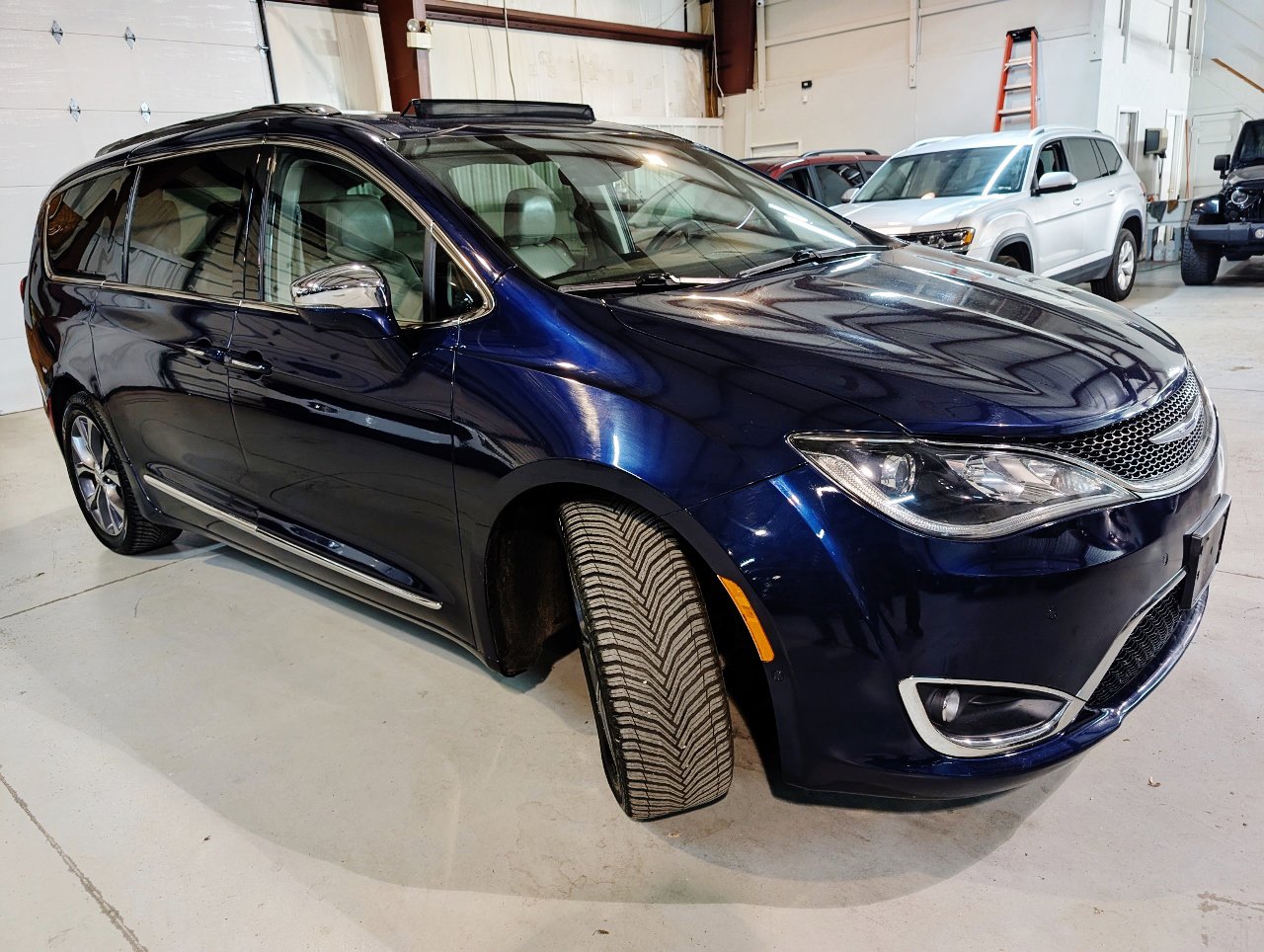 Used 2017 Chrysler Pacifica Limited image 14