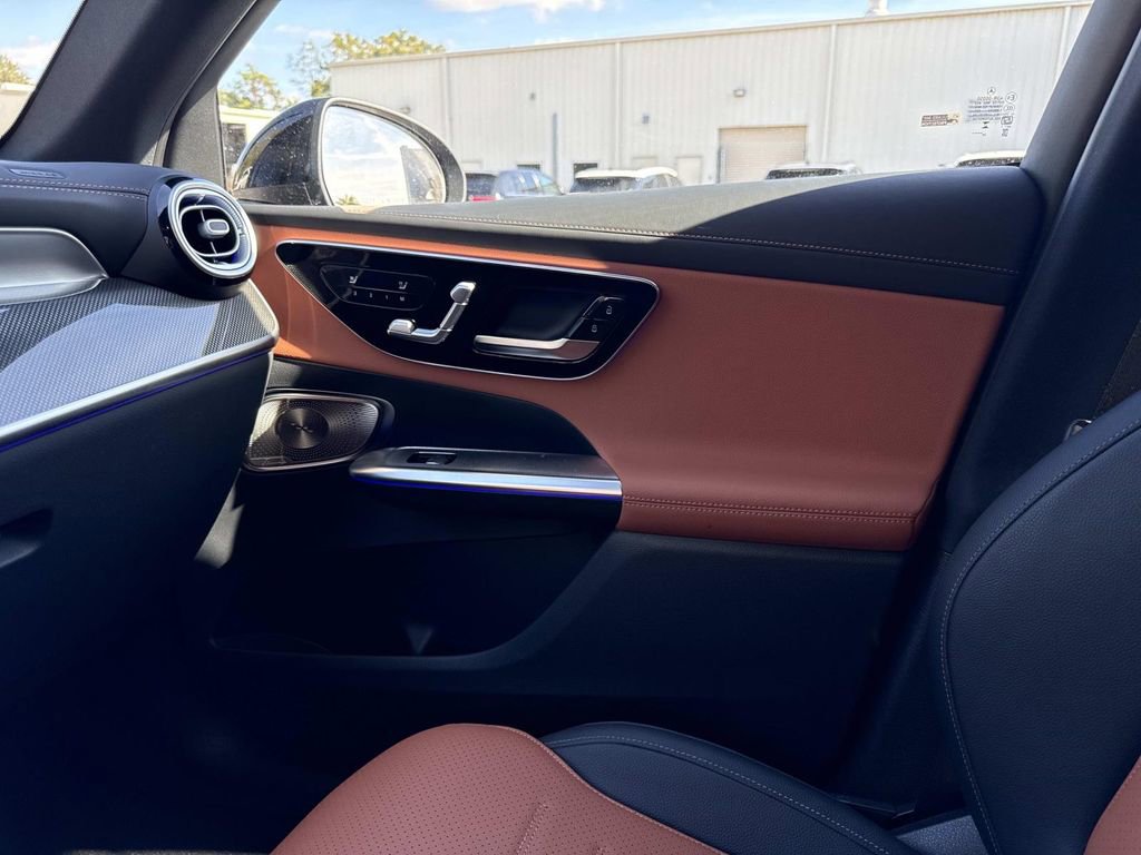 Used 2025 Mercedes-Benz GLC 300 4MATIC image 22