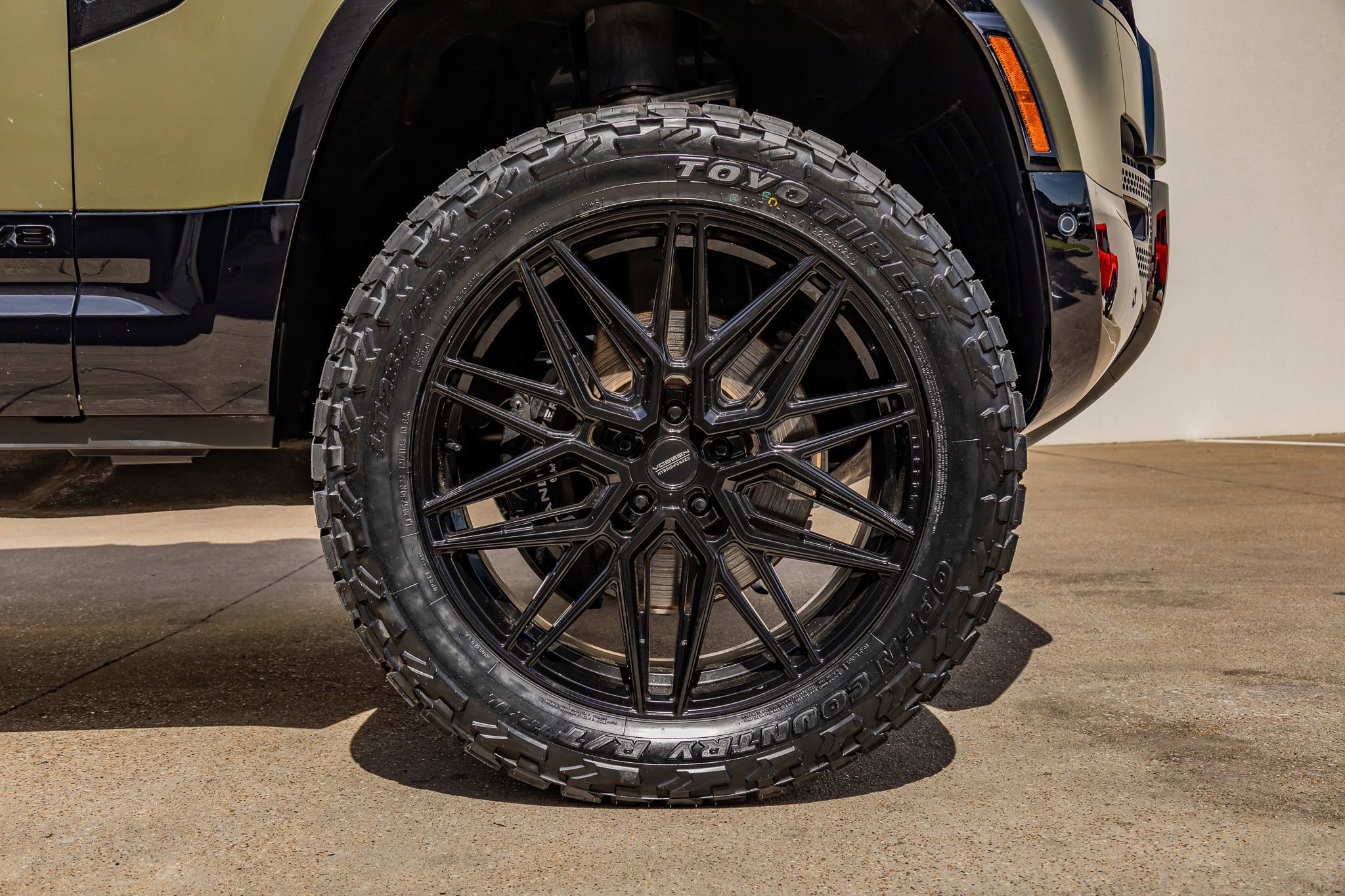 Used 2023 Land Rover Defender 110 V8 image 12