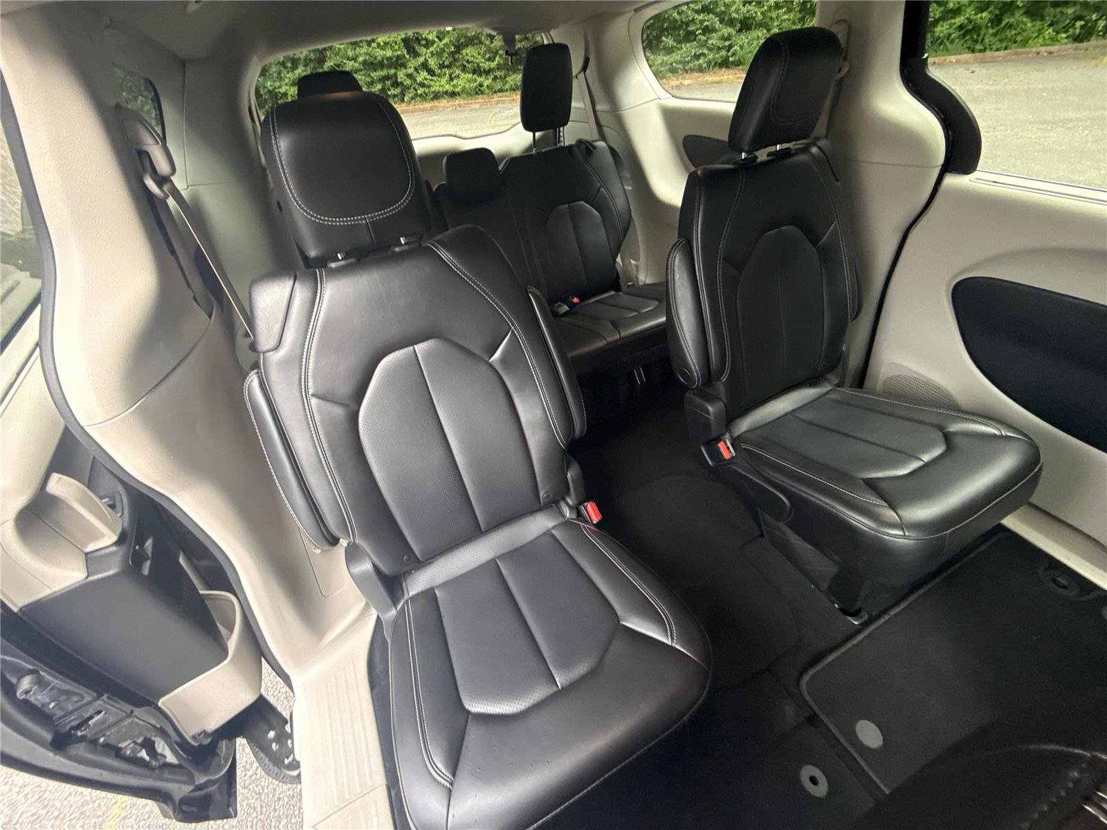 Used 2023 Chrysler Pacifica Touring-L FWD image 32