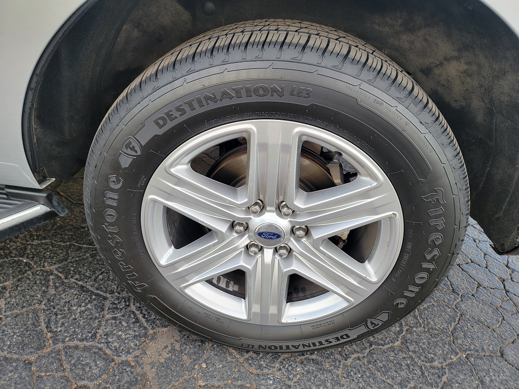 Used 2018 Ford Expedition XLT w/ Equipment Group 202A AWD/4WD image 11