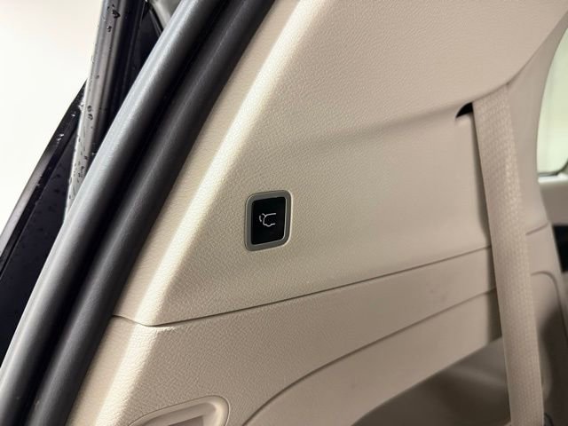 Used 2022 Chrysler Pacifica Touring-L FWD image 9