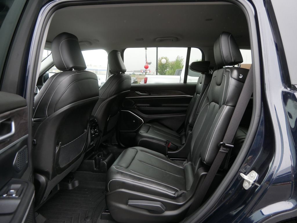 Used 2024 Jeep Grand Cherokee L Limited AWD/4WD image 3